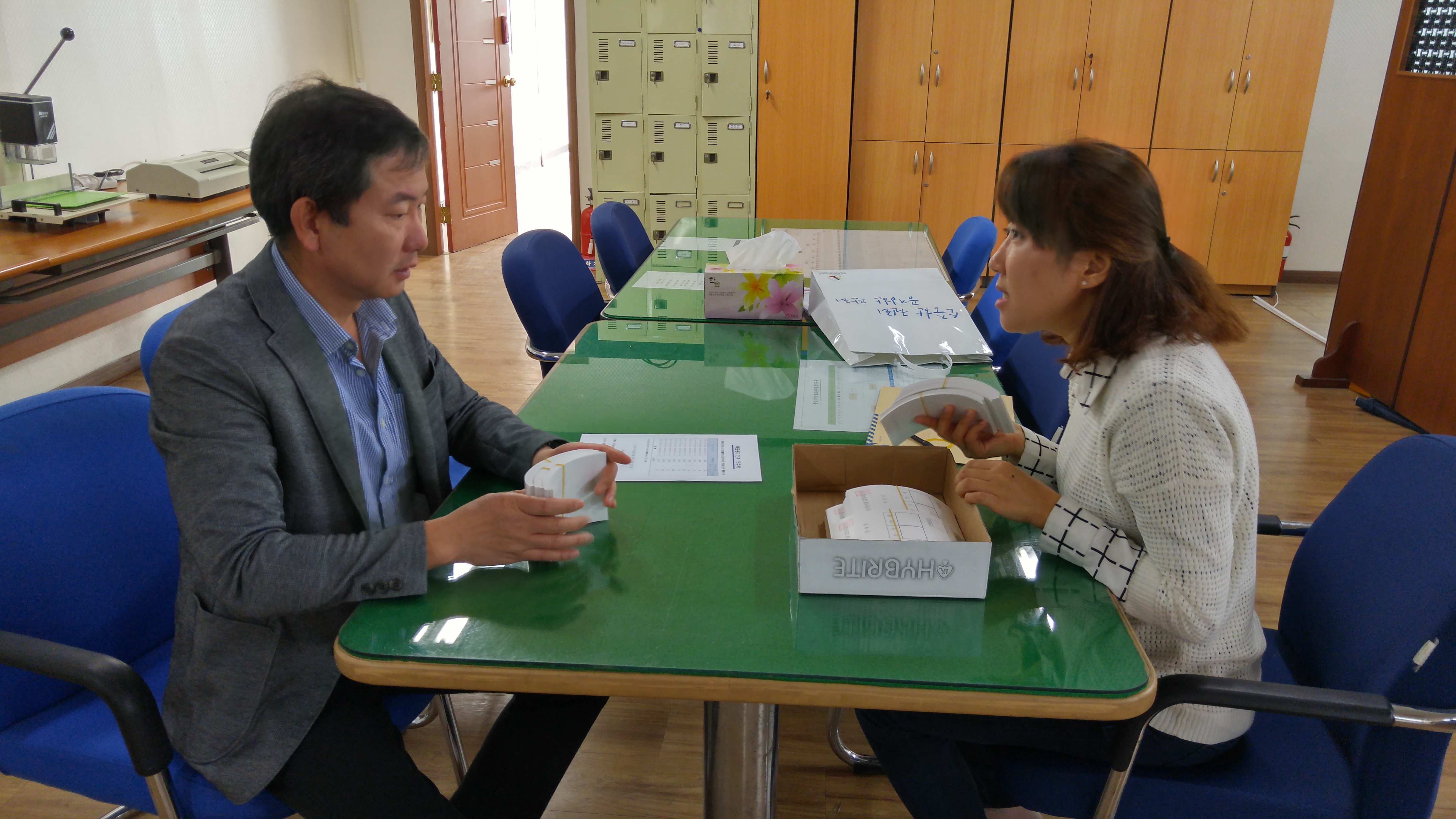 동탄2기 센트럴푸르지오 아파트 관계자에게 투표용지를 인계인수하는 모습