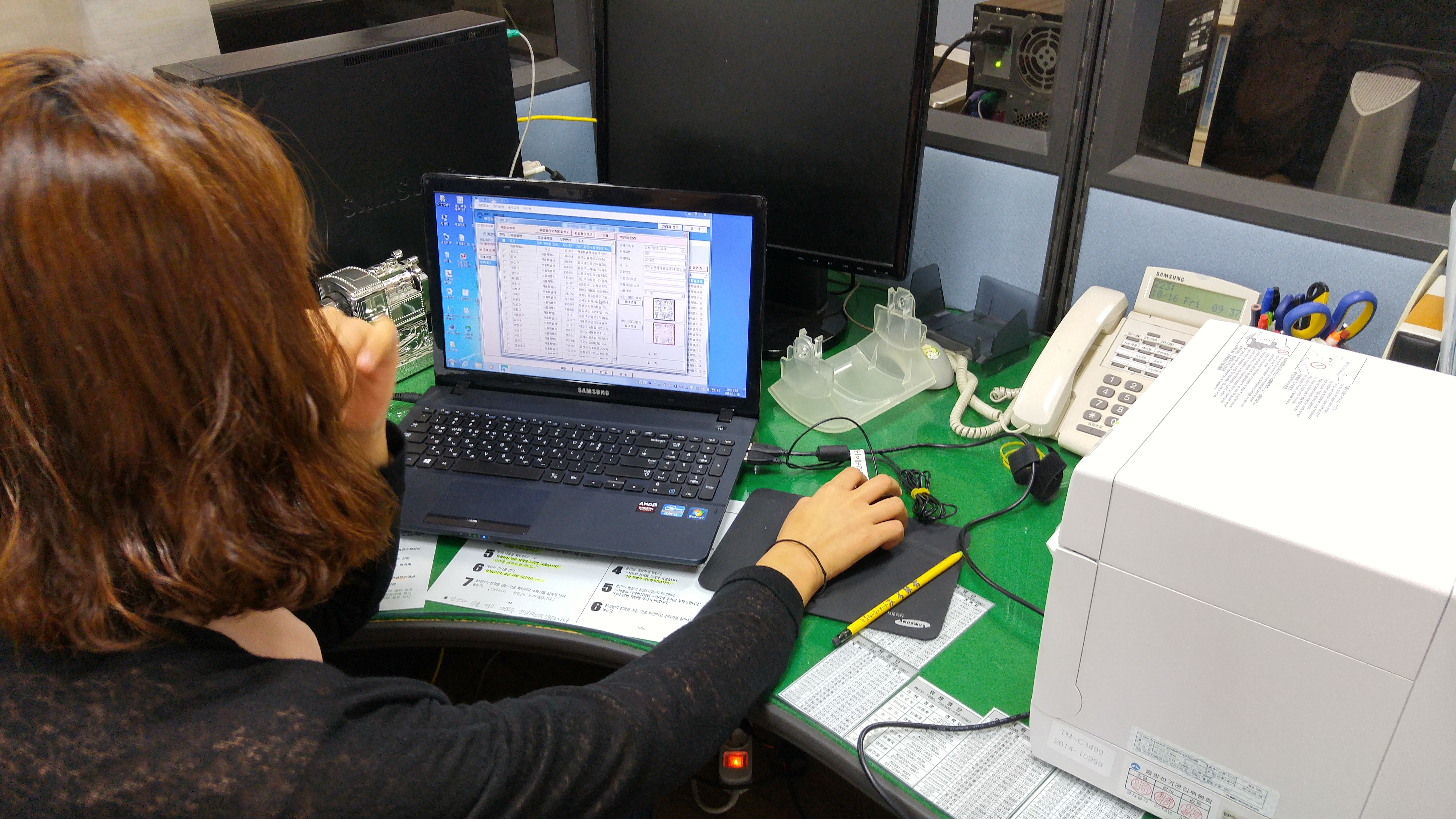 위원회 관리주임이 태안11단지주공아파트 동대표 및 회장·감사 선거 투표용지를 발급하는 모습