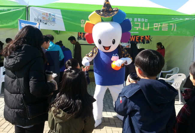 할로윈복장을 한 참참이가 아이들에게 사탕을 나누어주는 모습