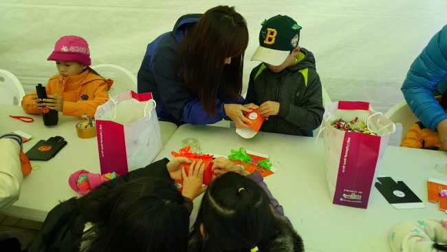 아이들이 사탕바구니 만들기 체험을 하고 있는 모습1