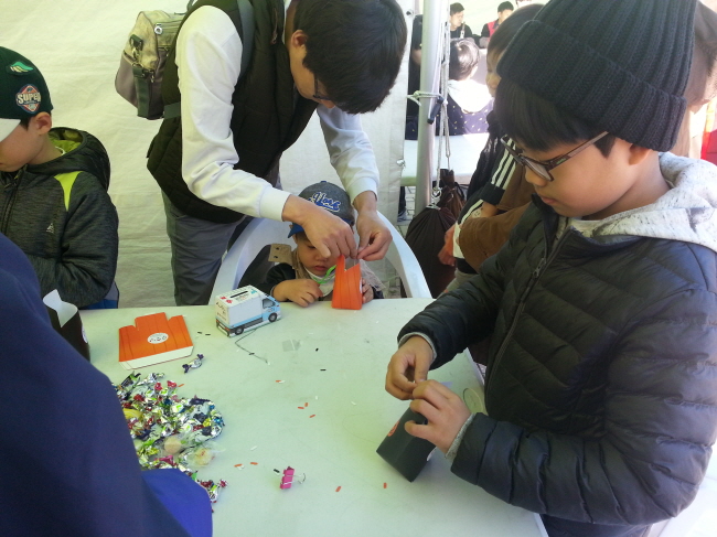 아이들이 사탕바구니 만들기 체험을 하고 있는 모습2