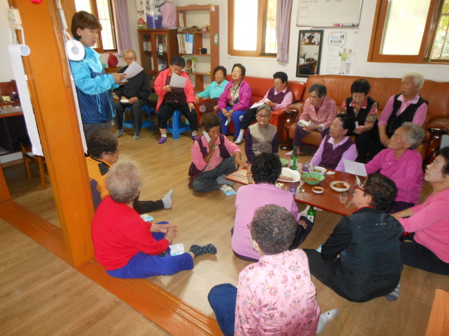 경로당 행사중에 방문하여 식사하시면서 선거법 안내를 경청하시는 어르신들의 모습