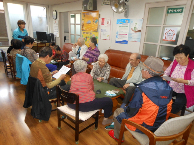 자유롭게 휴식을 취하면서 선거법 안내를 경청하시는 어르신들의 모습