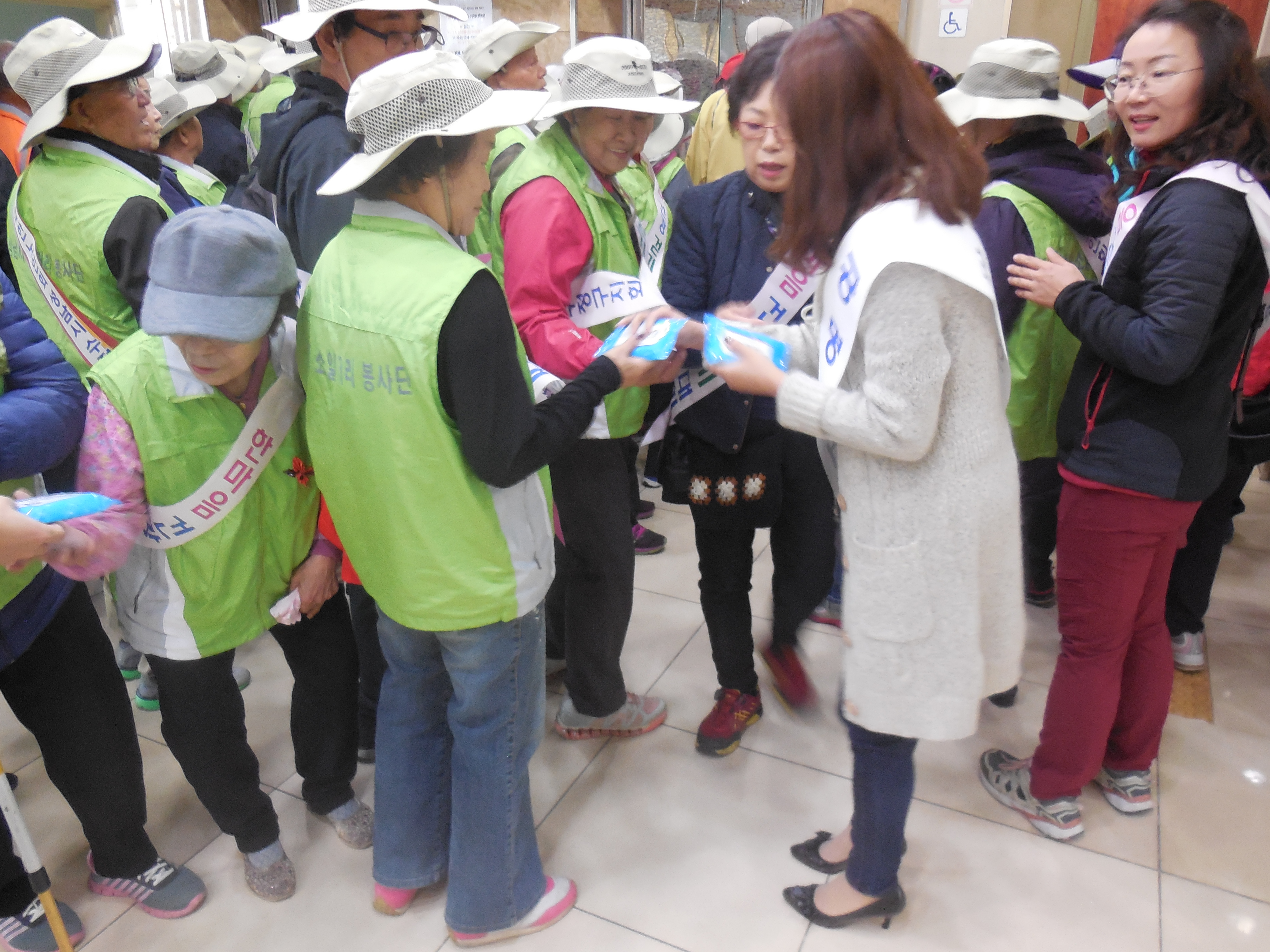 기부행위 상시제한 안내와 함께 홍보용품 배부