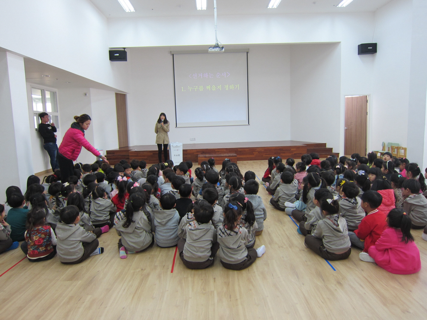 먼저 아이들에게 선거의 의미와 선거하는 순서에 대해 알려주었습니다.