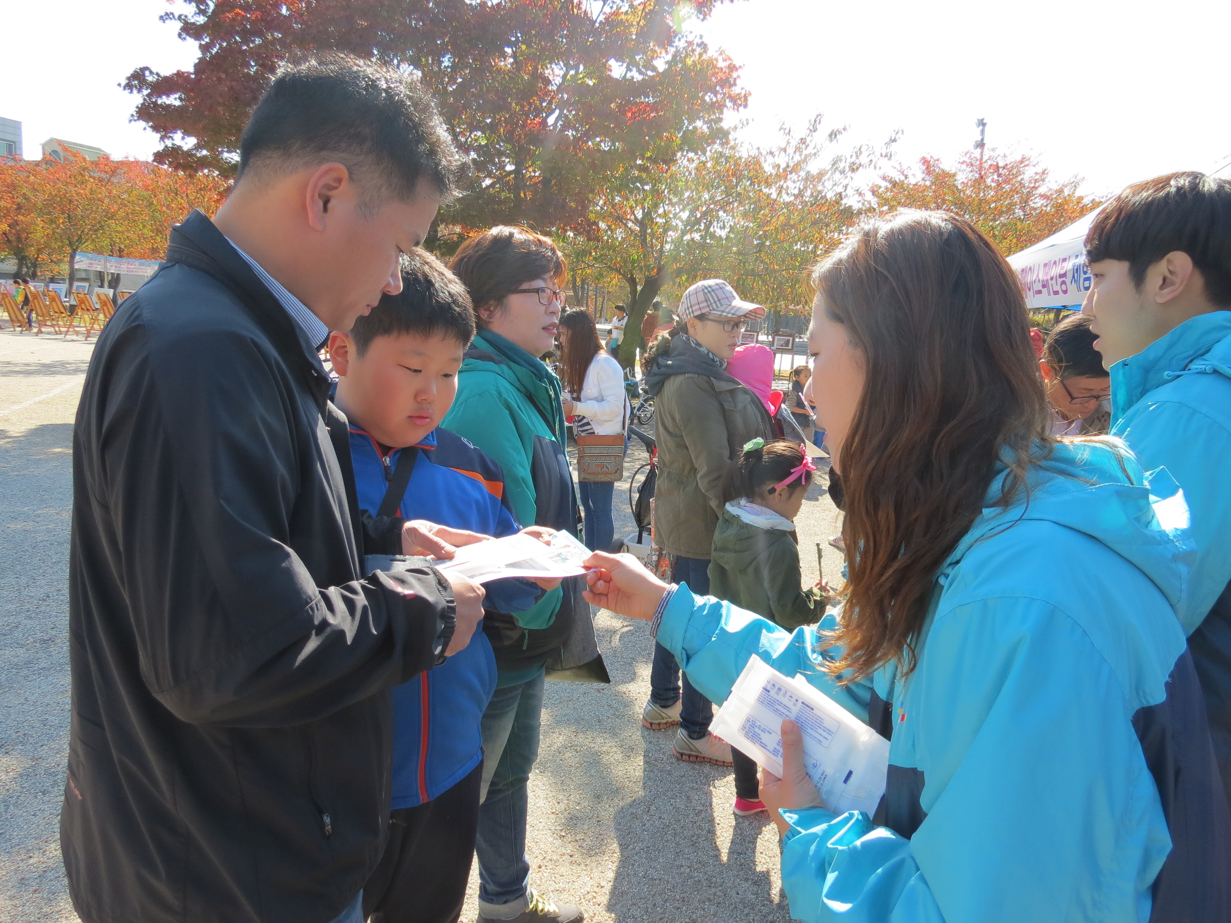 안산시상록구선거관리위원회는『제1회 본오뜰 행복나눔 대축제』를 이용하여 제20대 국회의원선거 공명선거 분위기 조성을 위한 홍보활동을 실시하였습니다. 자세한 이미지 설명은 본문의 내용을 참고하시기 바랍니다.