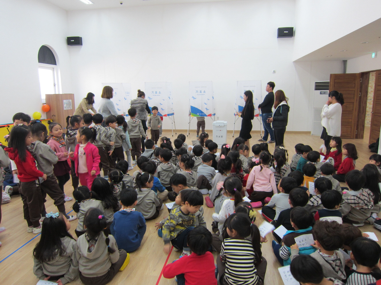 줄지어 투표하는 아이들때문에 강당이 북적북적거립니다.