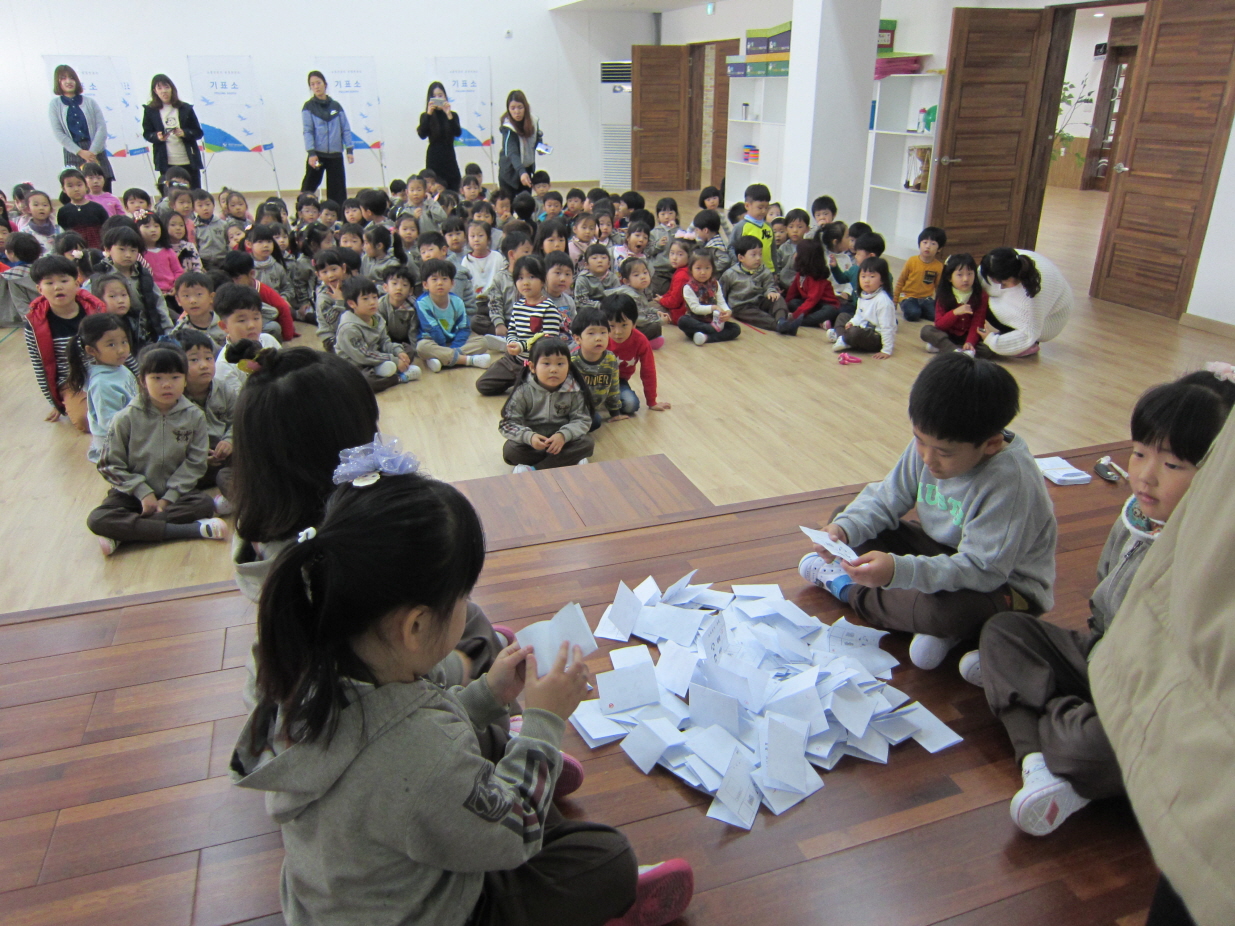 개표가 시작되자 관심집중! 유치원에 갈 때마다 느끼지만 개표할 때 아이들 집중력이 가장 뛰어납니다!