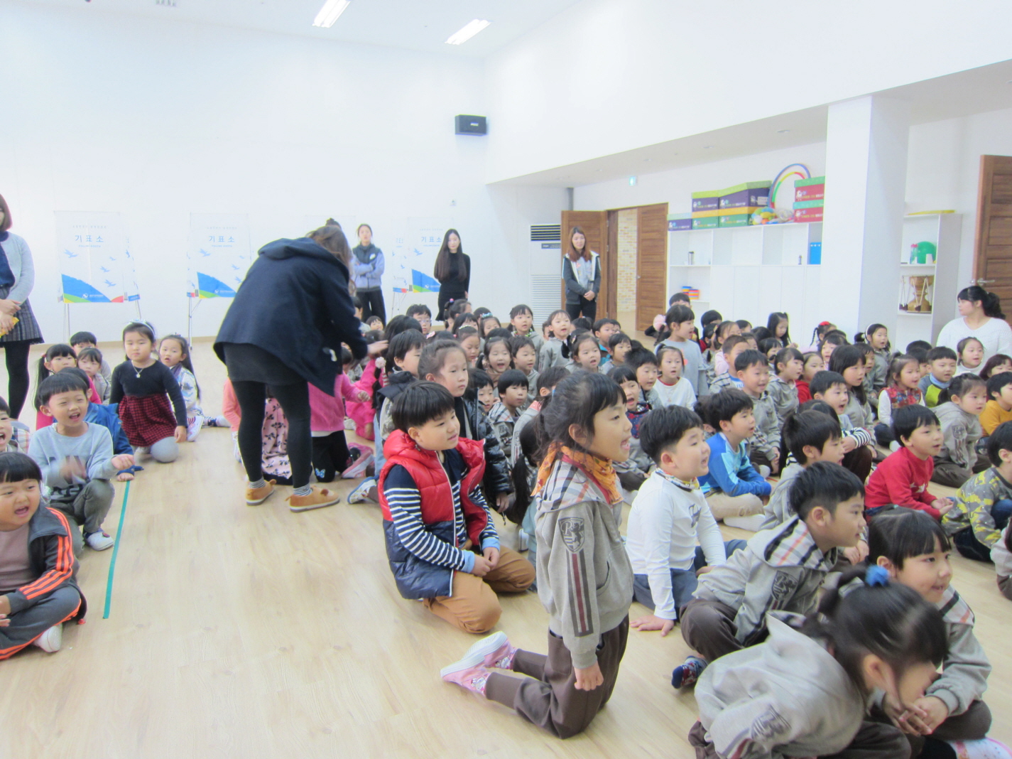 아이들 모두가 개표결과에 시선집중하고 있습니다^^