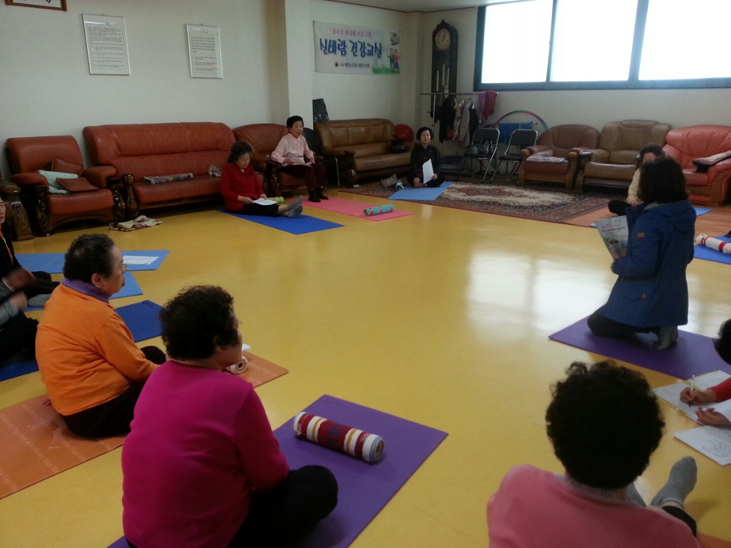 위원회 공정선거지원단이 모락현대아파트경로당에서 기부행위 상시제한 등 선거법을 안내하고 있는 모습의 사진입니다.