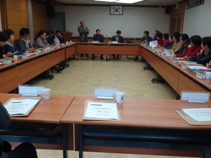 위원회 권수익 주무관이 통장들을 대상으로 선거법 강의를 실시하고 있는 모습