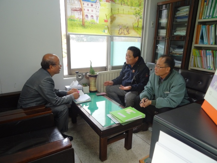 위원회 권수익 주무관이 아파트관리소장 등에게 동별대표자선거 투·개표과정 등에 대하여 안내하고 있는 모습