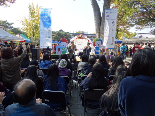 전주시완산구선거관리위원회(위원장 김도균)가 주최한 선거공감 가을음악회’가 10월 31일 오후 2시부터 4시까지 한옥마을 경기전 앞에서 전주시민 등 약2,000여명이 참석한 가운데 개최되었습니다.