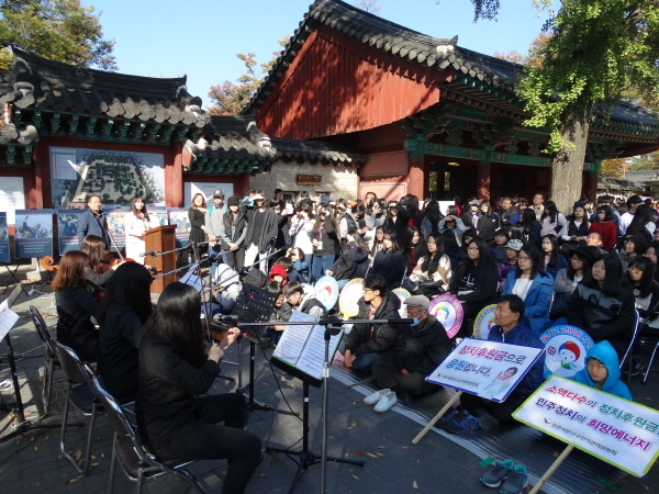 전주시완산구선거관리위원회(위원장 김도균)가 주최한 선거공감 가을음악회’가 10월 31일 오후 2시부터 4시까지 한옥마을 경기전 앞에서 전주시민 등 약2,000여명이 참석한 가운데 개최되었습니다.