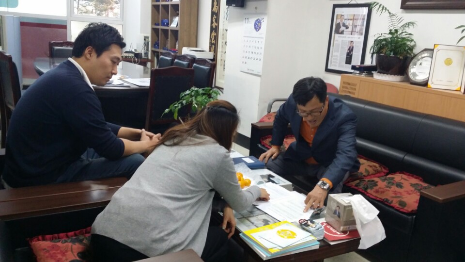 위원회 유재호 지도담당관이 후원회관계자에게 정치자금사무를 안내 및 지도하는 모습사진