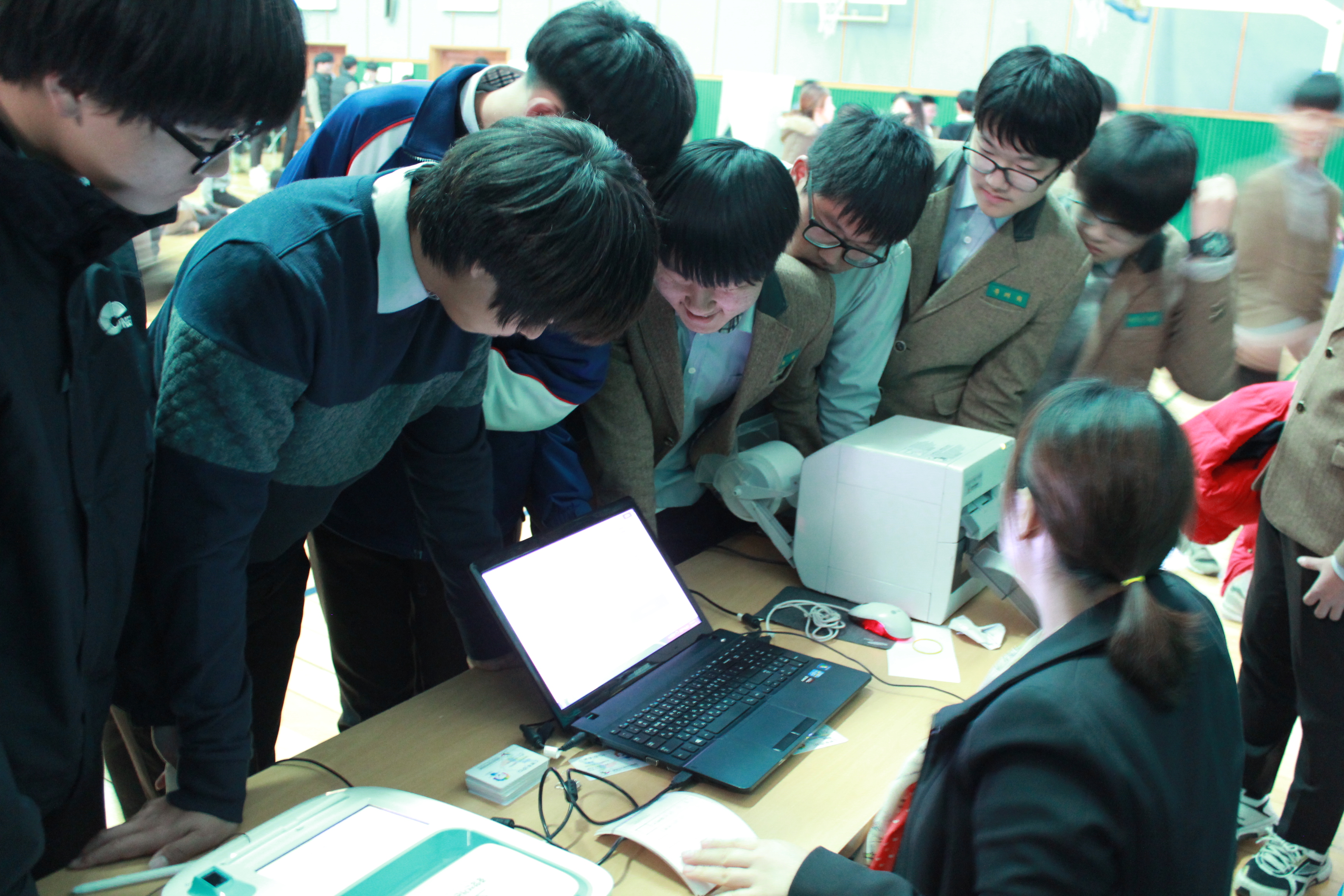 사전투표제도를 홍보하기 위하여, 투표를 마친 학생들이 사전투표명부단말기를 체험할 수 있도록 공간을 마련한 선거체험교실을 운영하는 모습입니다. 