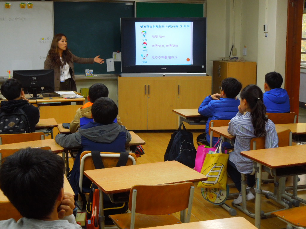 과천초등학교 전교어린이회 임원 학생들을 대상으로 과천시선관위 공정선거지원단이 ppt 화면을 이용하여 민주시민교육을 하고 있는 모습