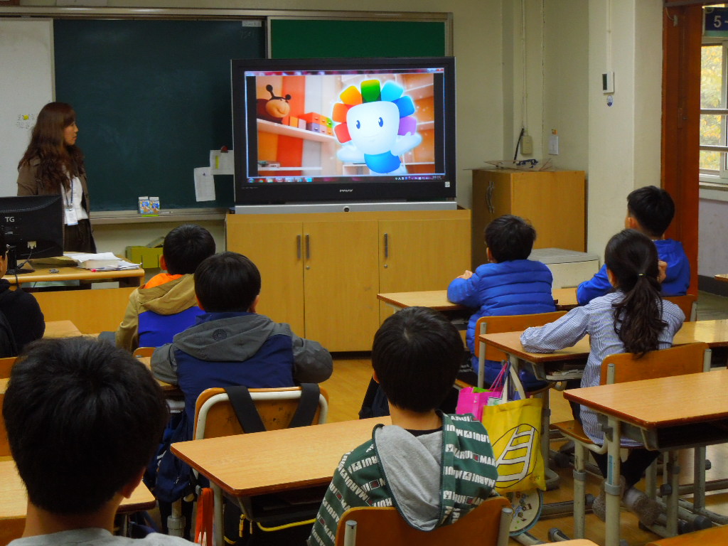 과천시선거관리위원회 공정선거지원단이 과천초등학교 전교 어린이회 임원 학생들을 대상으로 "참참이와 함께 하는 선거이야기" 영상을 상영하고 있는 모습