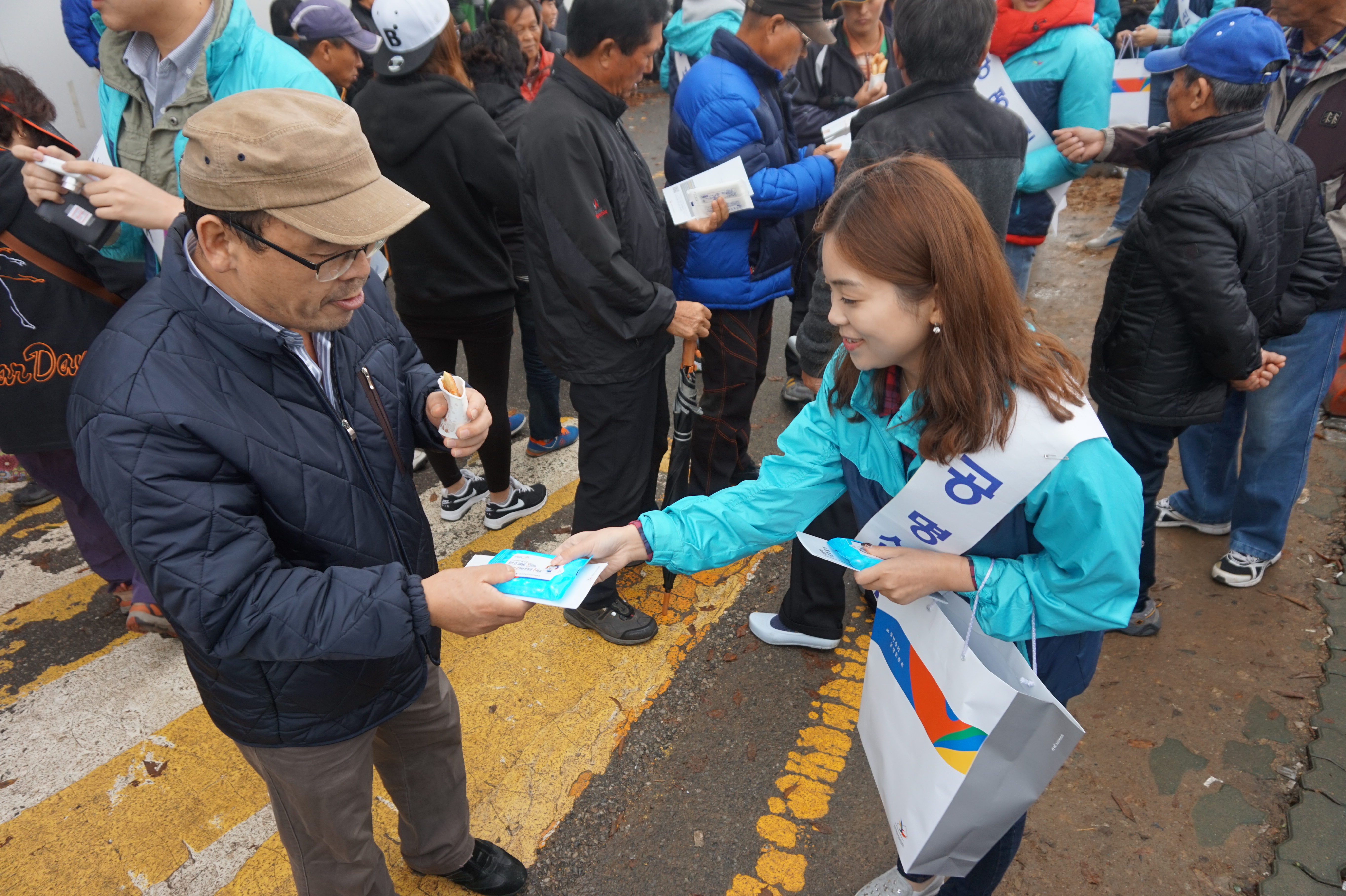 위원회 직원이 정치후원금 리플릿 및 홍보용품을 배부하며 정치후원금 제도를 안내하고 있는 모습