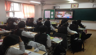 학생들이 투표에 앞서 교실 TV를 통하여 영상콘테츠를  시청하고 있는 모습의 사진입니다.