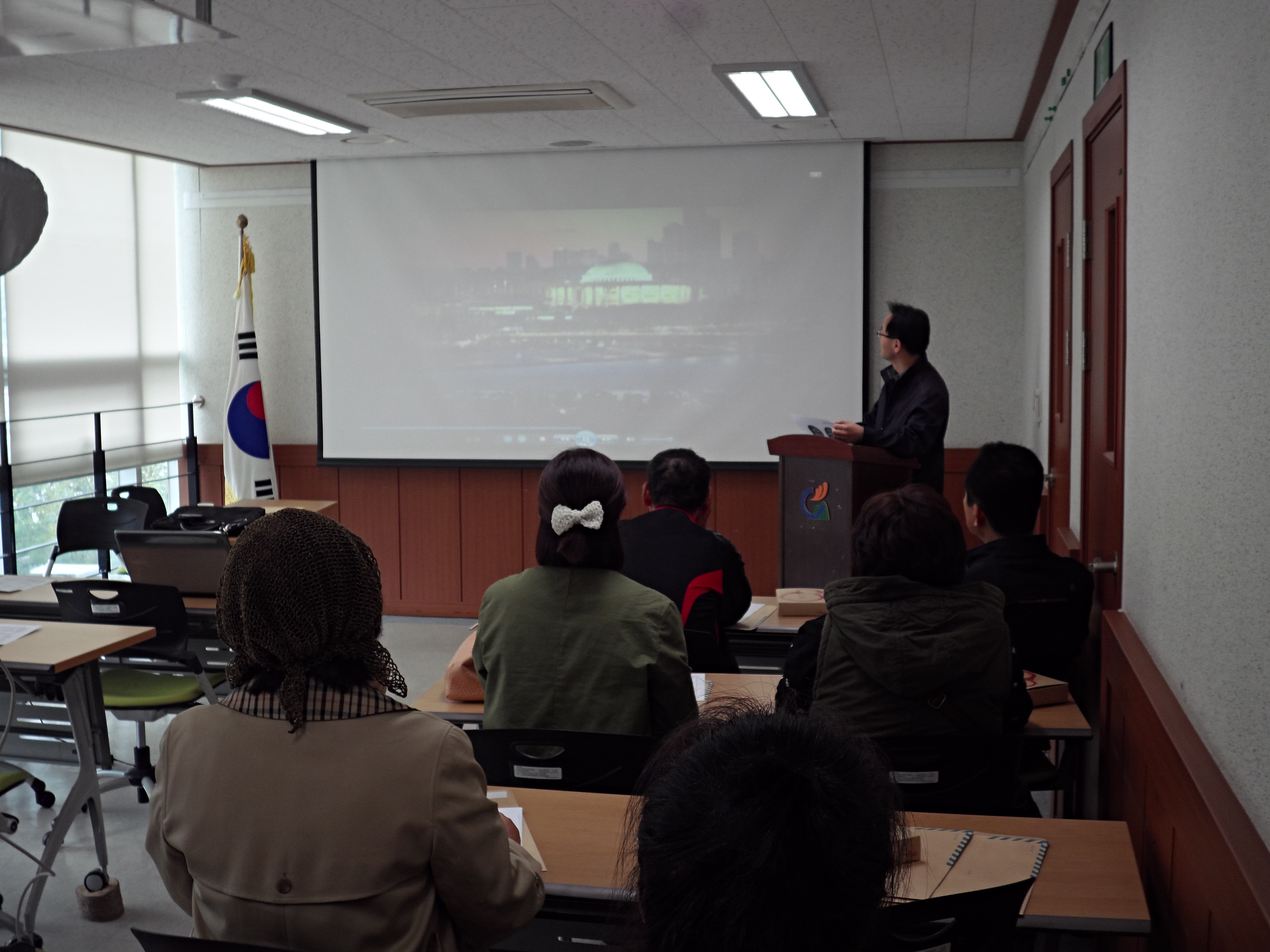 세마동 통장단이 중앙선거관리위원회에서 제작한 홍보영상물 "천하우락재선거"를 시청하고 있는 모습의 사진입니다