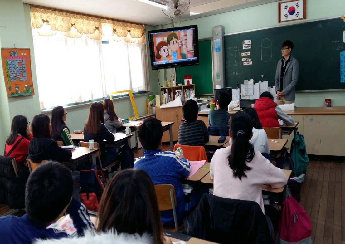 학생들이 참참이와 함께 하는 선거이야기 영상을 시청하는 모습.