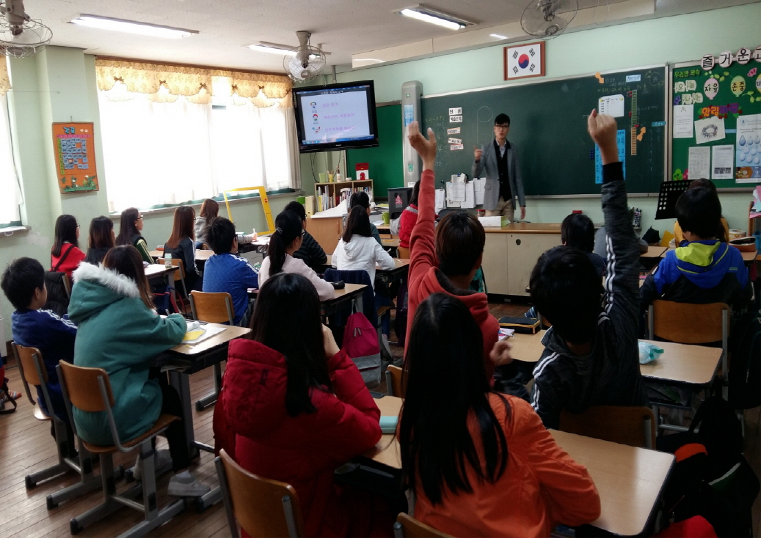 홍보주임이 선거와 민주주의를 주제로 이론강의를 하는 모습.