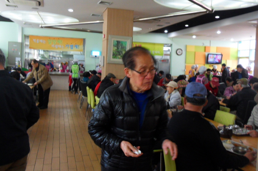 배식을 받으시는 아름채노인복지회관 어르신들