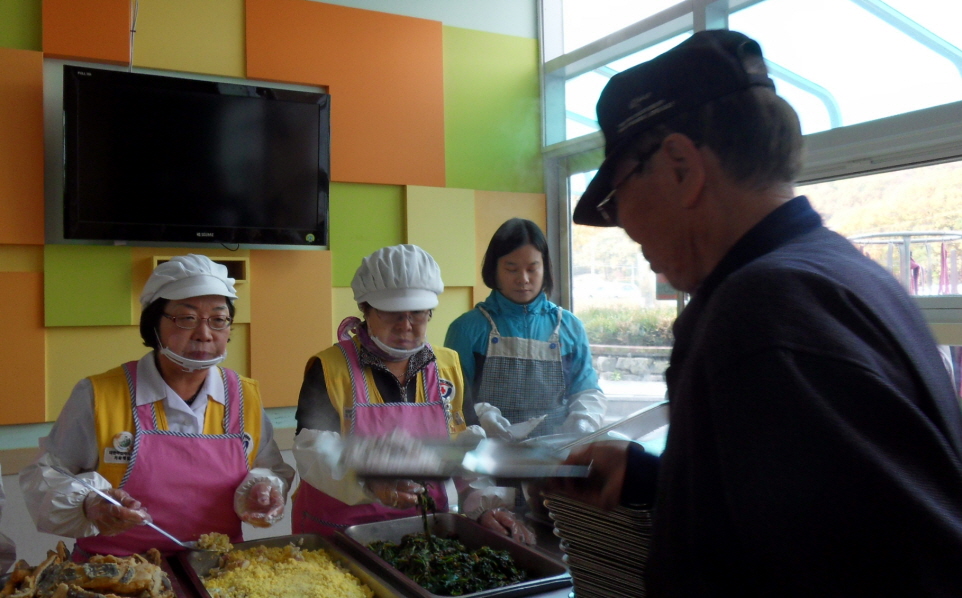 배식봉사를 하는 직원과 봉사자들1