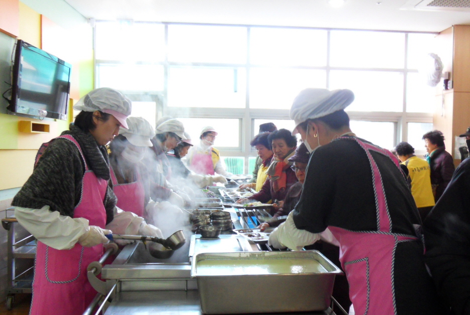 배식봉사를 하는 직원과 봉사자들2