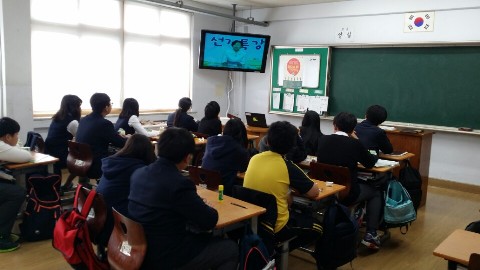 학생들이 선거관련 영상물을 시청하고 있는 모습