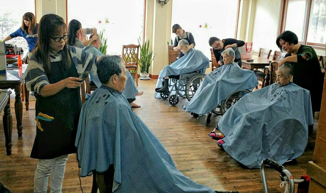 베들레헴노인병원에서 입소 어르신들께 미용봉사를 하고 있는 선관위직원 및 동아문미용봉사단