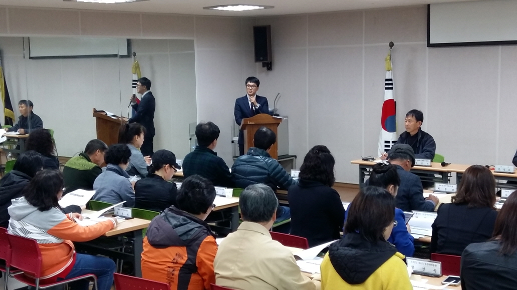 오산시선거관리위원회 이근식 지도담당이 초평동 통장단 회의를 이용하여 통장들이 알아야 할 주요 선거법 내용에 대해 강의하고 있는 모습의 사진입니다