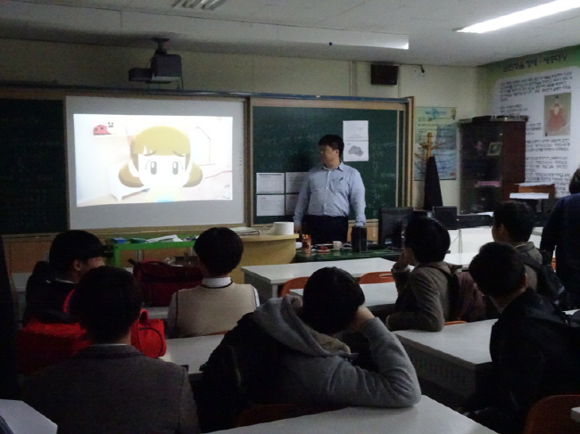 '참참이와 함께하는 선거이야기' 동영상을 관람하고 있는 신성중 학생들