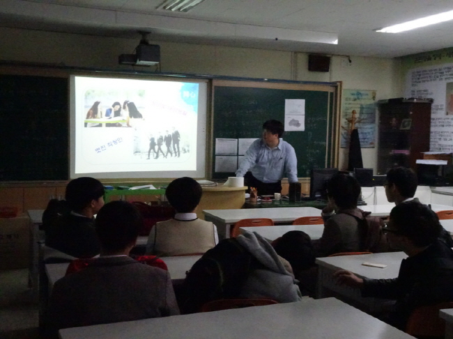 민주시민정치교육을 진행중인 만안구위원회 직원과 경청하고 있는 학생들