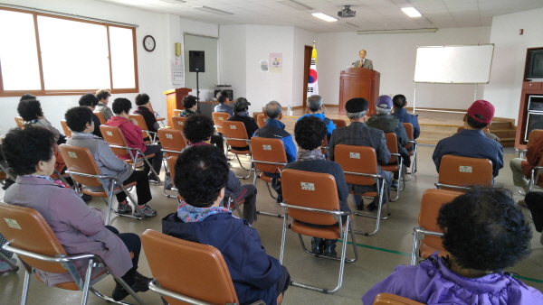 동남해노인대학 민주시민정치교육 2015. 11. 9. 10:00 참석자 40명  