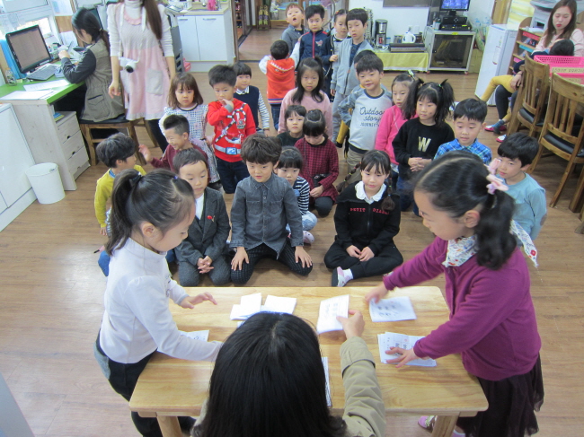 아이들이 직접 개표하는 모습