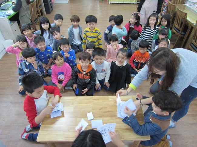 아이들이 직접 개표하는 모습