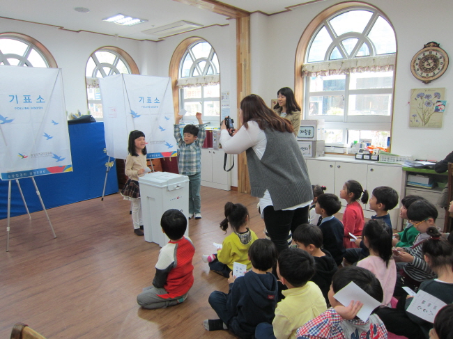 아이들이 투표체험을 하는 모습