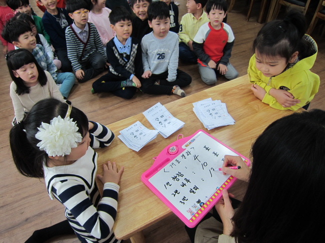 아이들이 직접 개표하는 모습