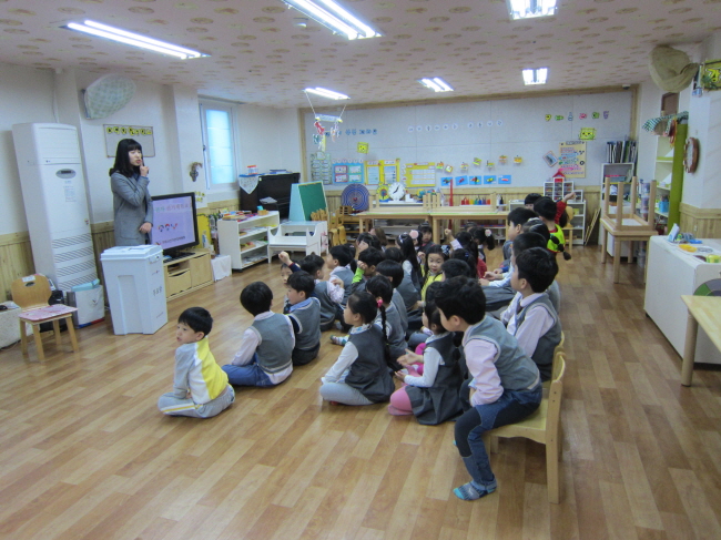 선거체험에 앞서 민주시민교육을 경청하는 아이들의 모습