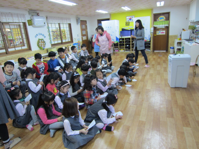 투표용지를 신기하게 쳐다보는 아이들의 모습