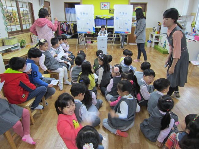 아이들이 질서있게 투표에 참여하고 있는 모습