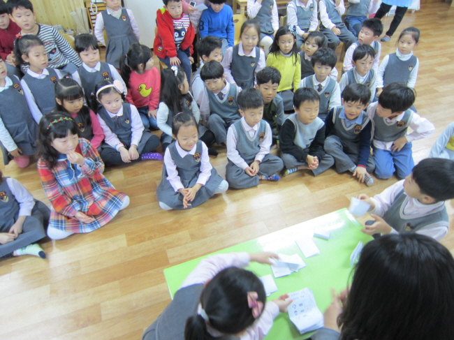 호기심어린 눈으로 개표결과를 보고 있는 아이들의 모습