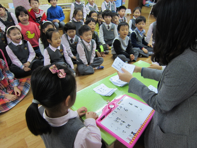 당선자가 확인이 되자 활짝 웃는 아이들의 모습