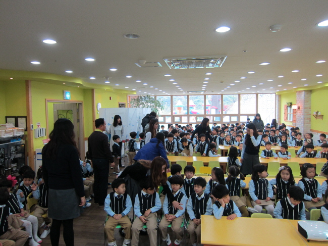 체험장을 가득 메운 아이들의 모습