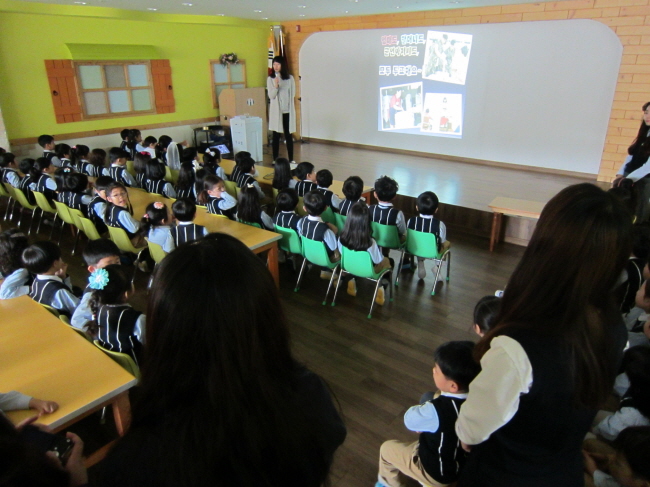 민주시민교육을 경청하고 있는 아이들의 모습