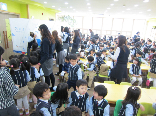 질서정연하게 투표에 참여하는 아이들의 모습