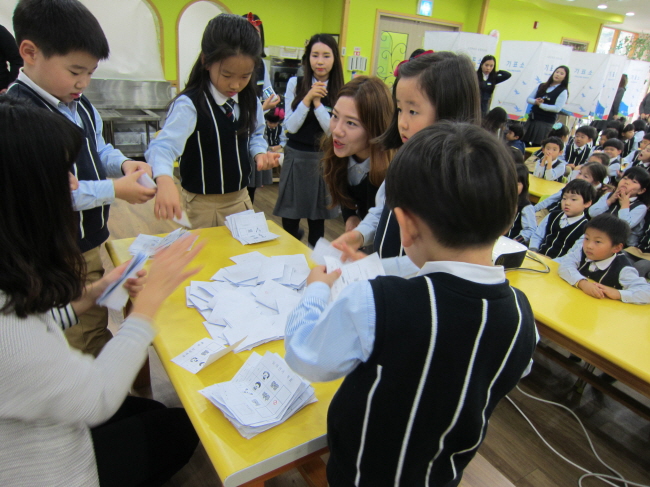 한장한장 개표하는 아이들의 모습