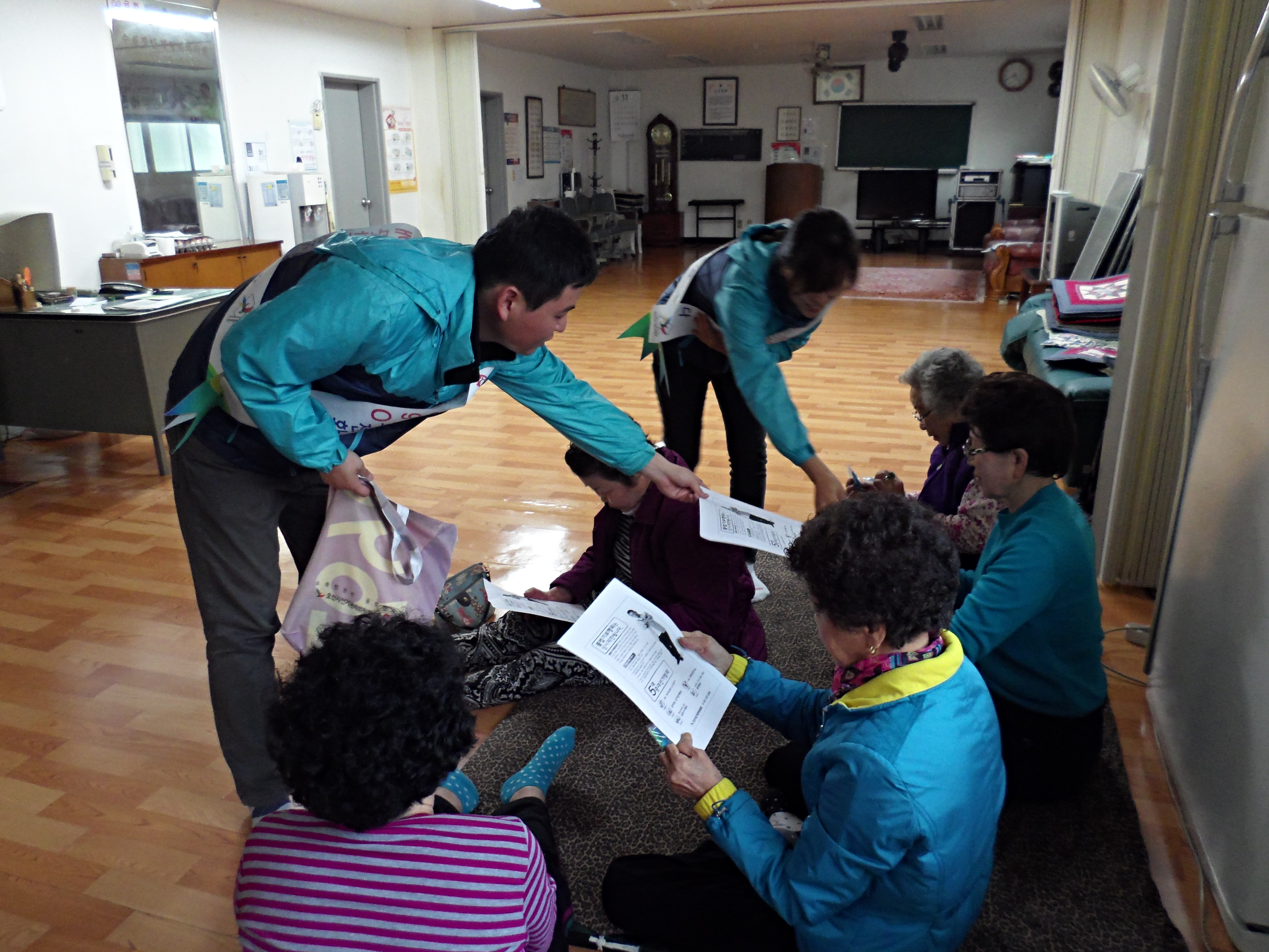 오산시선거관리위원회에서 관내 경로당을 방문하여 어르신들께 선거범죄에 대한 신고, 제보를 당부하고 있는 모습의 사진입니다